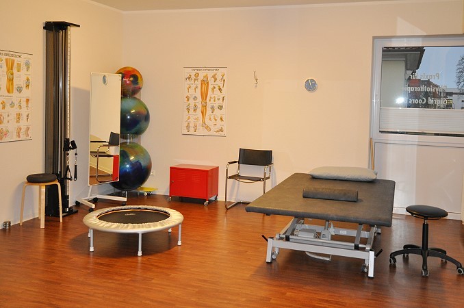 Behandlungsraum mit Therapieliege und Tageslicht.