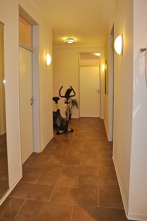 Blick in einen der Behandlungsräume mit warmer Beleuchtung.